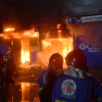 (SpotNews) PAKISTAN-KARACHI-SHOPPING MALL-FIRE