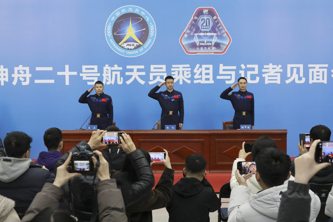 Photo Flash | Shenzhou-20 astronauts meet press after returning from space