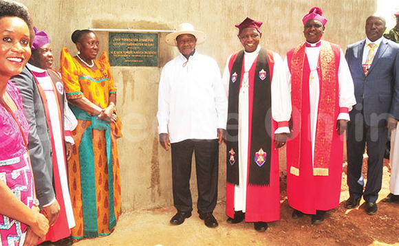 Minisita wa Busoga ow'ebyobulambuzi Hellen Namutamba (ku kkono), Bp. Samuel Egesa owa Bukedi, Sipiika Rebecca Kadaga, Pulezidenti Museveni, Ssaabalabirizi Ntagali, Bp. Paul Kiptoo Masaba owa Kapchorwa, minisita w'eggwanga ow'ebyobwegassi Fredrick Gume ne Sipiika w'Olukiiko lwa Busoga George Mutyabule. Minisita wa Busoga ow'ebyobulambuzi Hellen Namutamba (ku kkono), Bp. Samuel Egesa owa Bukedi, Sipiika Rebecca Kadaga, Pulezidenti Museveni, Ssaabalabirizi Ntagali, Bp. Paul Kiptoo Masaba owa Kapchorwa, minisita w'eggwanga ow'ebyobwegassi Fredrick Gume ne Sipiika w'Olukiiko lwa Busoga George Mutyabule.