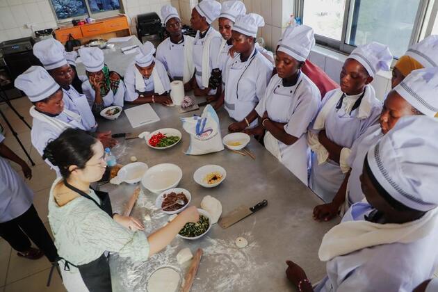 (Hello Africa) Woks and dreams: Tanzanian youth embrace Chinese culinary art