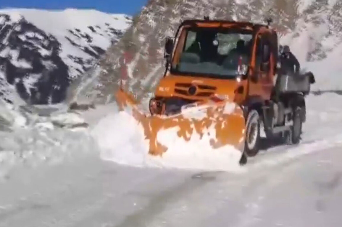 J-K: Snow clearance ops in full swing in Poonch; traffic remains suspended due to fresh snowfall
