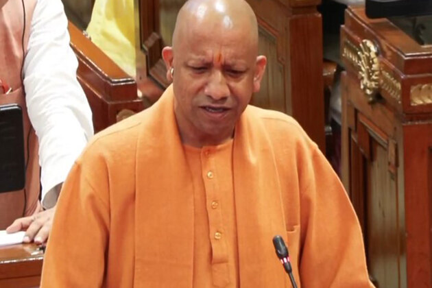 "Dhool chehre pe thi aur main aaina saaf karta raha": CM Yogi mocks Samajwadi Party's past tenure