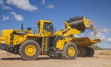 Komatsu WA900-8 loading an HD605