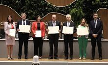 Presidente do BID, Ilan Goldfajn (ao centro), assina IDB LAC Minerals com delegações de seis países