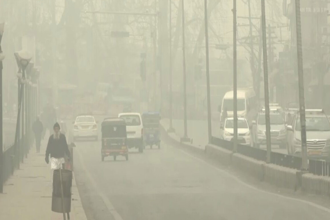 J-K: Temperature drops in Kashmir Valley, tourists hope for snowfall