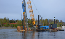  The stability of the Liebherr LRH 600 piling rig working on the foundation piles for the railway bridge in Minnevika is maintained even on the jack-up barge