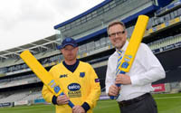 Bears unite with Birmingham City Council and Selco to give away 1,000 cricket bats to local youngsters
