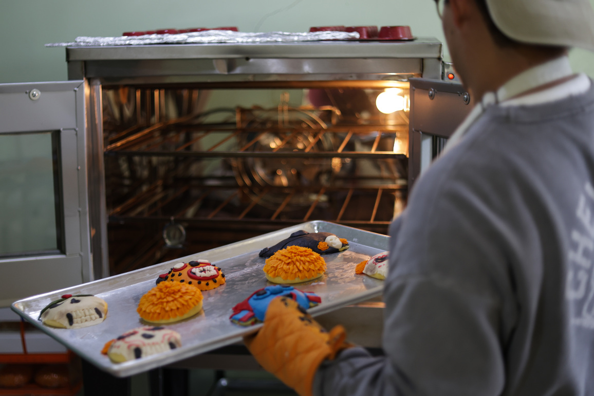 MEXICO-MEXICO CITY-DAY OF THE DEAD-PAN DE MUERTO