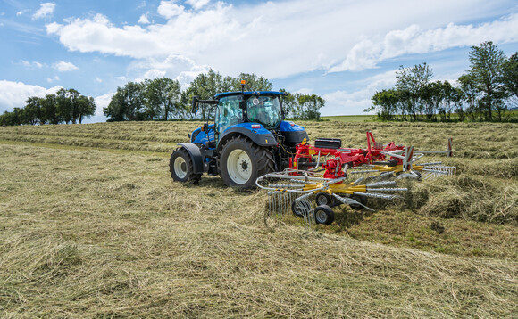 Pottinger launches a mounted twin-rotor rake with pivoting headstock