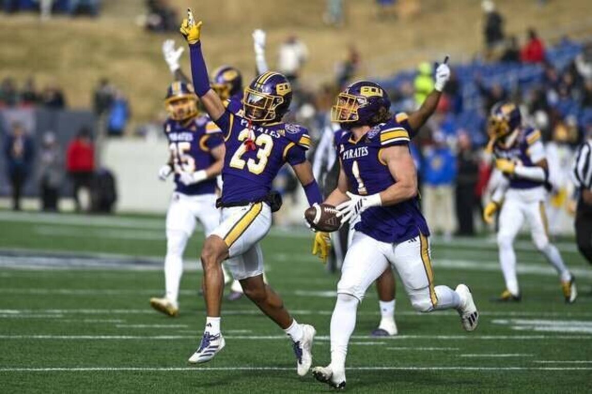 East Carolina turns five Pitt miscues into Military Bowl triumph