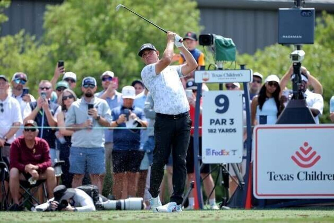 Gary Woodland holds third-round lead at Houston Open