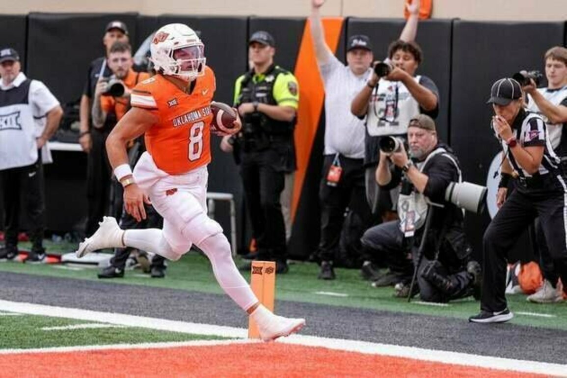 Oklahoma State won't have starting QB for trip to No. 6 Oregon