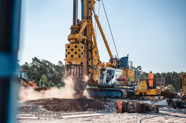 Bauer is installing fully cased piles with diameters of up to 2m and lengths of up to 37m on the Kriegenbrunn Lock project