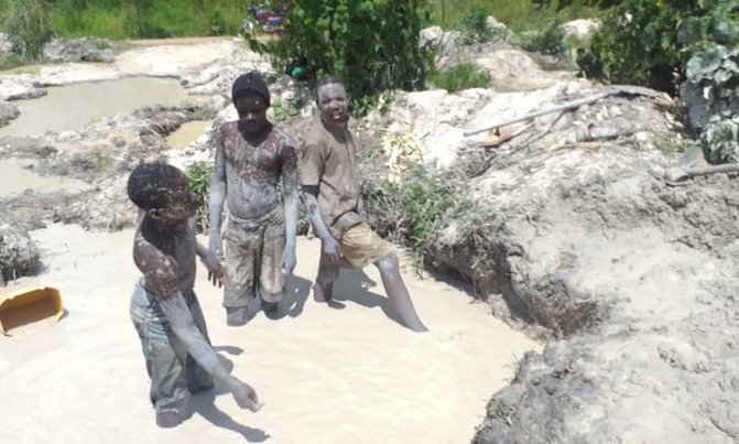 PICS: Looking for school fees in the sand mines PICS: Looking for school fees in the sand mines
