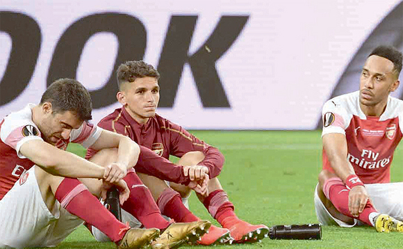 Arteta ng'atunuulidde abazannyi ba Arsenal; Sokratis (ku kkono), Torreira ne Aubameyang. Arteta ng'atunuulidde abazannyi ba Arsenal; Sokratis (ku kkono), Torreira ne Aubameyang.