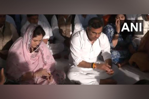 Delhi Minister Parvesh Verma performs havan on his father's birth anniversary