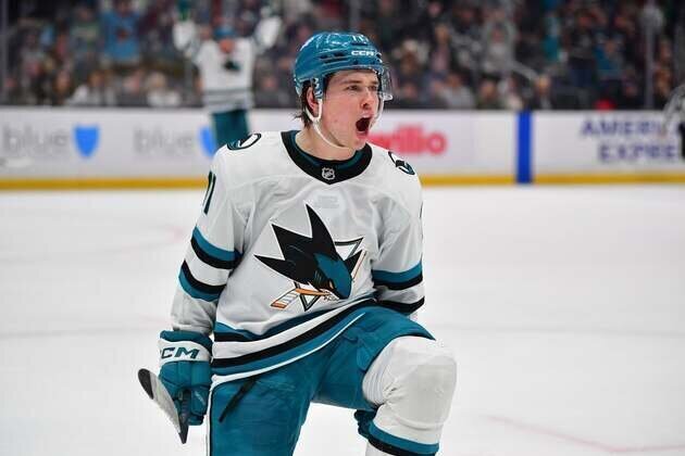 Surging Lightning take aim at Sharks
