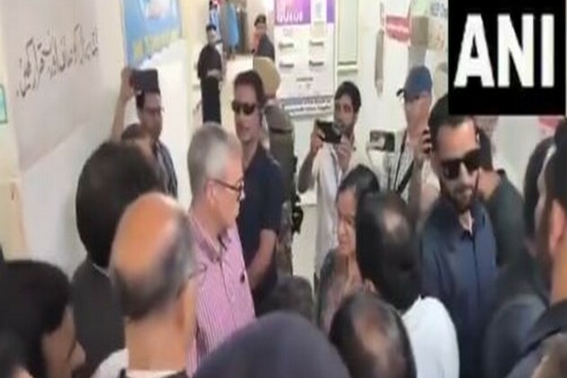 J-K: CM Omar Abdullah visits Kupwara hospital, meets shelling victims