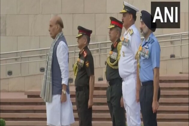 26th Kargil Vijay Diwas: Rajnath Singh, CDS, tri-services chiefs pay tribute at National War Memorial