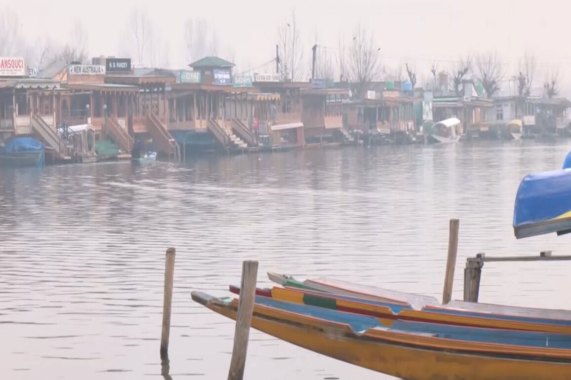 J-K: Srinagar records minimum temperature of -1C; tourists embrace cold wave at Dal Lake
