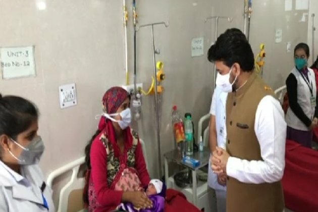 Anurag Thakur, Jai Ram Thakur meet patients