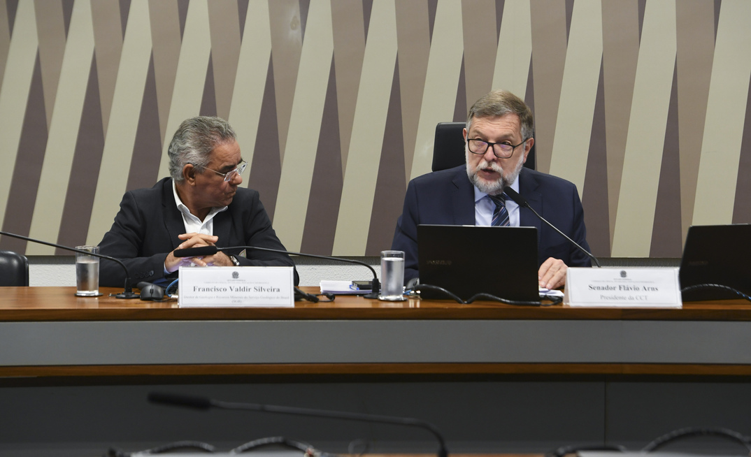 Diretor do SGB, Francisco Valdir Silveira e presidente da CCT, senador Flávio Arns (PSB-PR) conduzem audiência