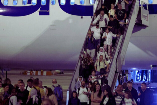Evacuated Bulgarians Land in Sofia After Long Journey from Israel
