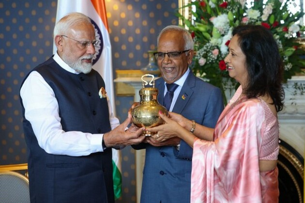 PM Modi gifts holy Sangam water from Mahakumbh in a brass, copper pot to Mauritius President