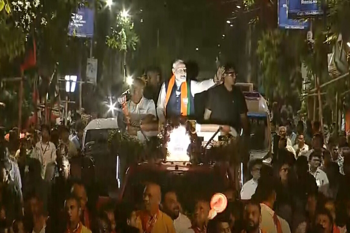 PM Modi holds roadshow in North Kolkata
