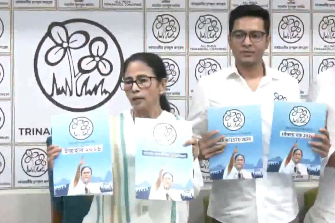 Mamata Banerjee launches TMC manifesto, takes "Sabka Vinash" jibe at PM Modi'; announces 'Duare Chikitsa' and welfare schemes