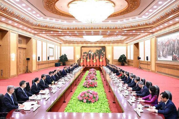 Update: Chinese, Vietnamese top leaders hold talks on advancing wide-ranging cooperation