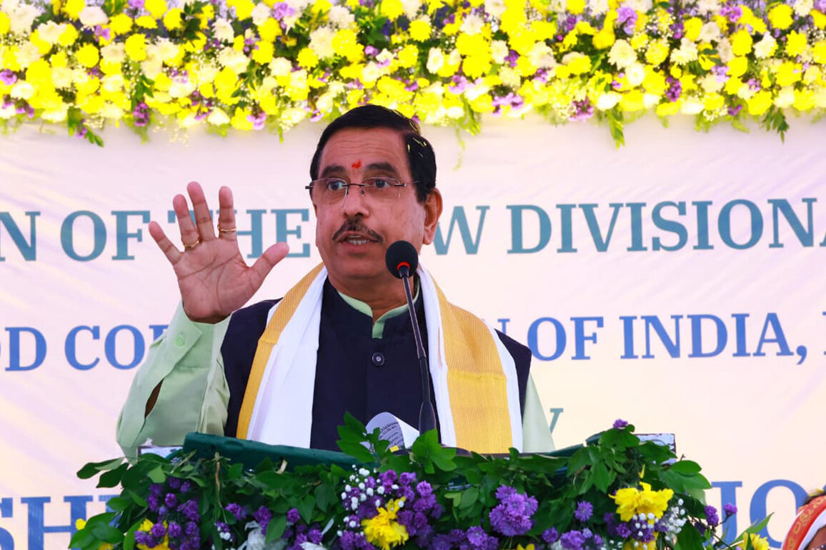 Pralhad Joshi inaugurates new FCI Divisional Office in Nalgonda; highlights Centre's continued support to Telangana