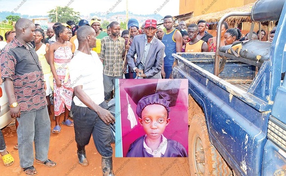 Poliisi ng’eteeka omulambo ku kabangali. Mu katono ye mugenzi Angel Poliisi ng’eteeka omulambo ku kabangali. Mu katono ye mugenzi Angel