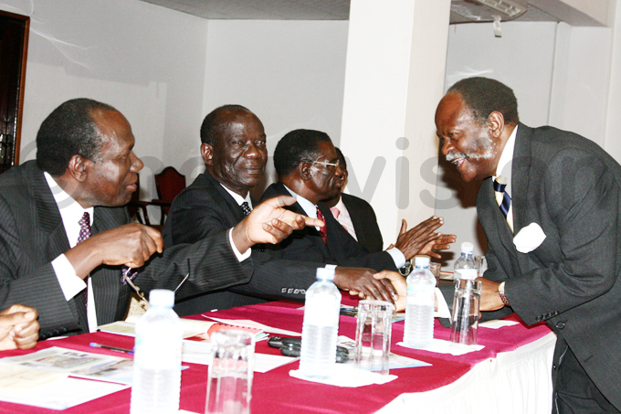 kangi shares a light moment with former atikkiro  alusimbi while ice resident dward sekandi looks on with former atikkiro ulwanyammuli semwogerere in the background during a conference at otel fricana in uly 2008 hoto by odfrey imono