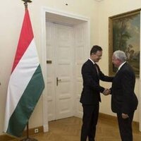 Israeli police seize Hungarian flag thinking it's Palestinian - Haaretz