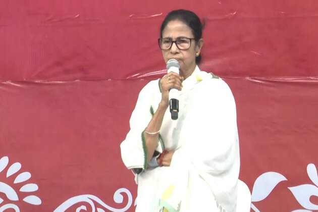 Mamata Banerjee and others pay tribute to former PM Indira Gandhi on her death anniversary