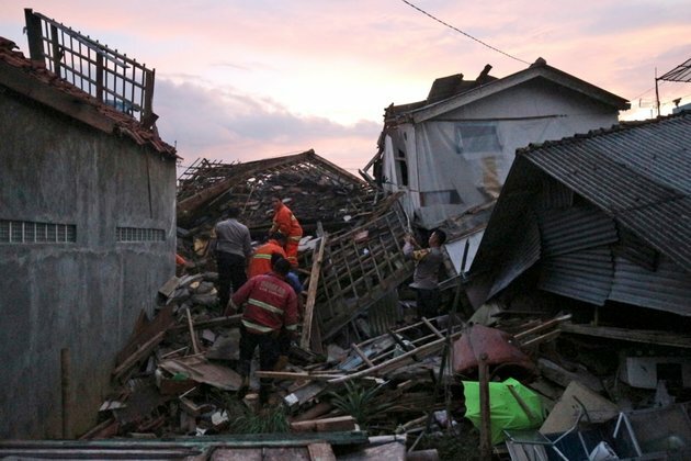 Earthquake Hits Indonesia, Killing at Least 162, Injuring Hundreds