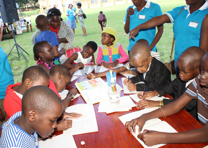 hildren participating in the comic drawing hoto by ony ujuta