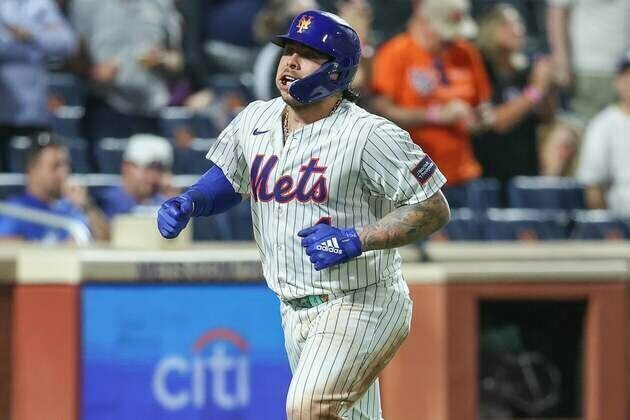Mets C Francisco Alvarez plans to play through pinky fracture