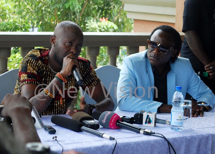   dirisa usuuza popularly known as ddy enzo addressing during a press conference at estil hotel ampala as erbert yewalyanga looks on his was on ctober 31 2019 hoto by awrence ulondo