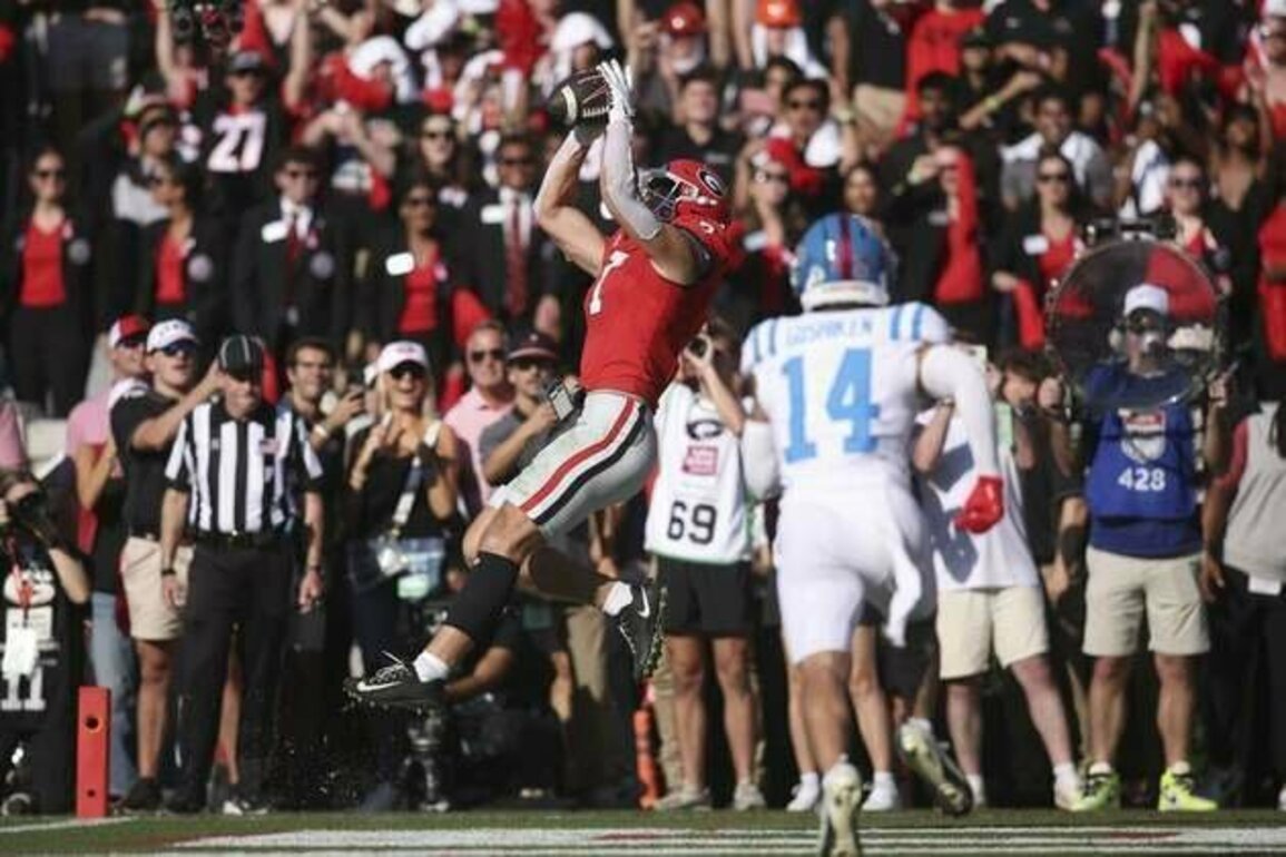 Lawson Luckie hauls in 3 TDs, No. 9 Georgia upsets No. 5 Ole Miss