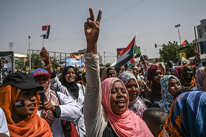  udanese protestors chant slogans and flash victory signs as they continue to protest outside the army complex in the capital hartoum on pril 17 2019  udanese protesters hardened their demand that the military men in power quickly step down and make way for civilian rule refusing to budge from their sitin outside army headquarters hoto by 