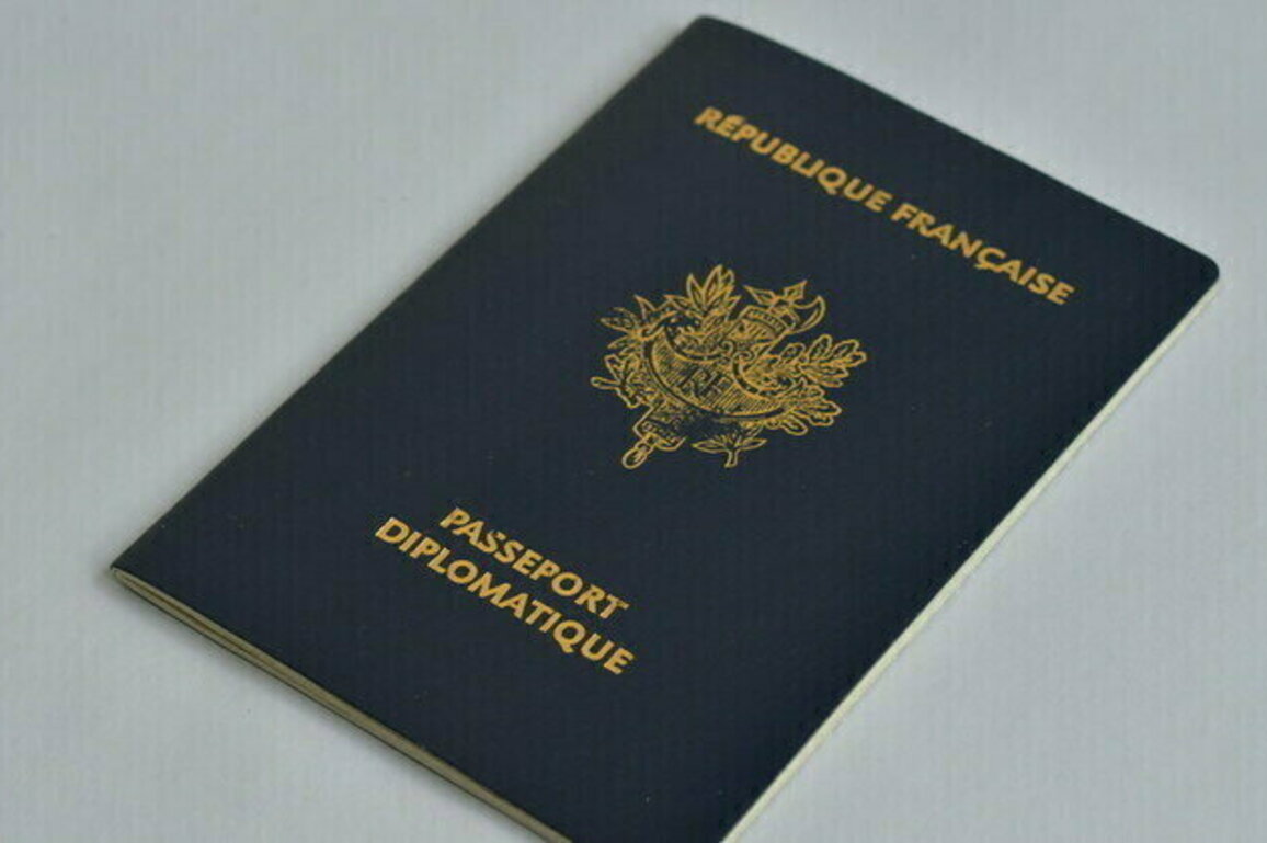 Algeria scraps visa-free deal for French diplomats