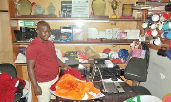 Sserunjogi ng’alaga ebintu by’atonaatona omuli essaati, ebikopo n’ebirala ebikozesebwa mu kunoonya obululu okusikiriza abalonzi. Sserunjogi ng’alaga ebintu by’atonaatona omuli essaati, ebikopo n’ebirala ebikozesebwa mu kunoonya obululu okusikiriza abalonzi.