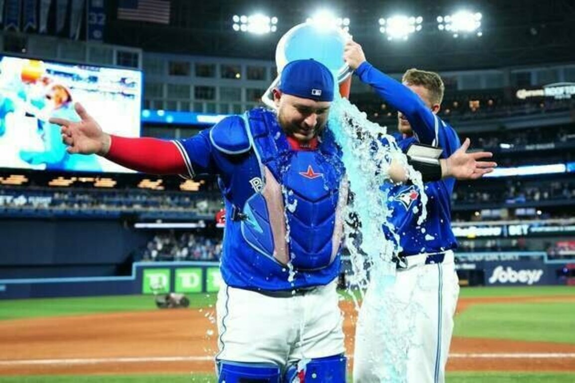 Blue Jays break playoff losing streak with blowout of Yankees
