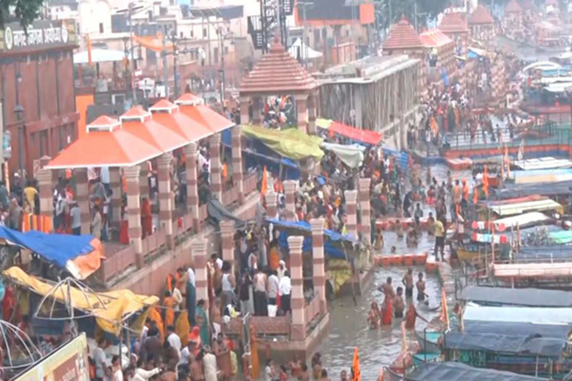 Ayodhya: Devotees take a holy dip in River Saryu after total lunar eclipse