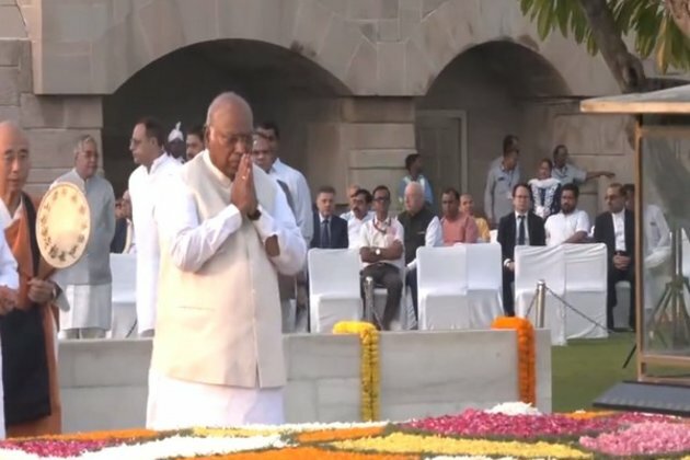 Gandhi Jayanti: Congress President Mallikarjun Kharge pays tribute to Mahatma Gandhi at Rajghat
