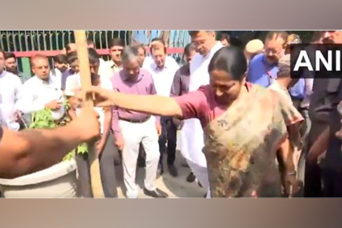 Delhi : CM Rekha Gupta, PWD Minister inspect waterlogging areas, including Minto Bridge