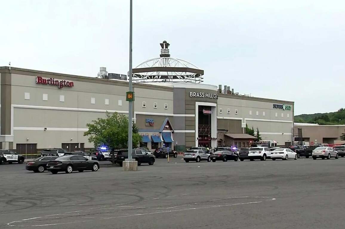 At least 5 injured in mall shooting in Waterbury, Connecticut - CBS New York