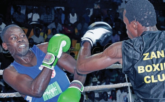 Meddie Lubega (ku kkono) owa Lukanga Boxing Club ng’attunka ne Joshua Male owa Zana Boxing Club gye buvuddeko. Meddie Lubega (ku kkono) owa Lukanga Boxing Club ng’attunka ne Joshua Male owa Zana Boxing Club gye buvuddeko.